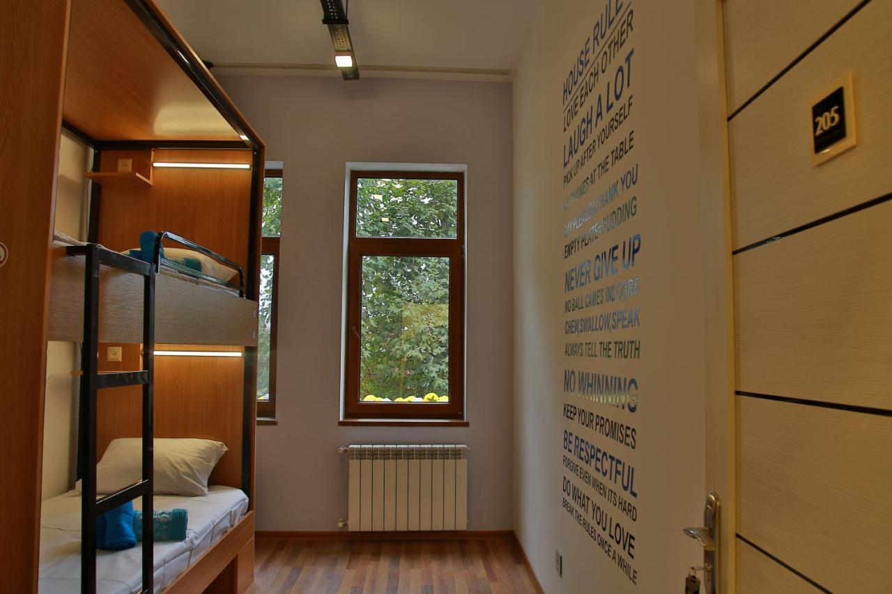 Central Hostel Шекі Екстер'єр фото