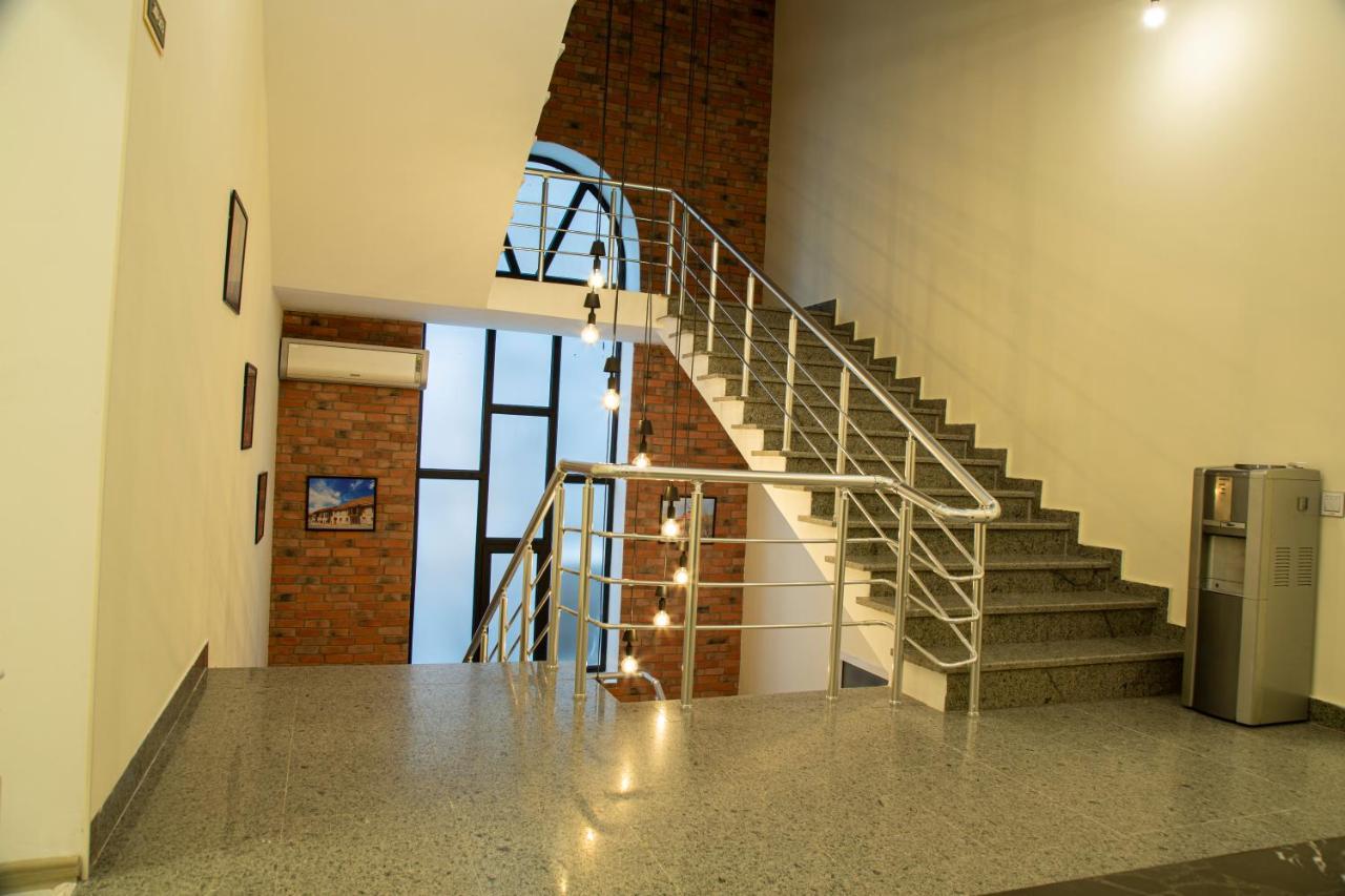 Central Hostel Шекі Екстер'єр фото