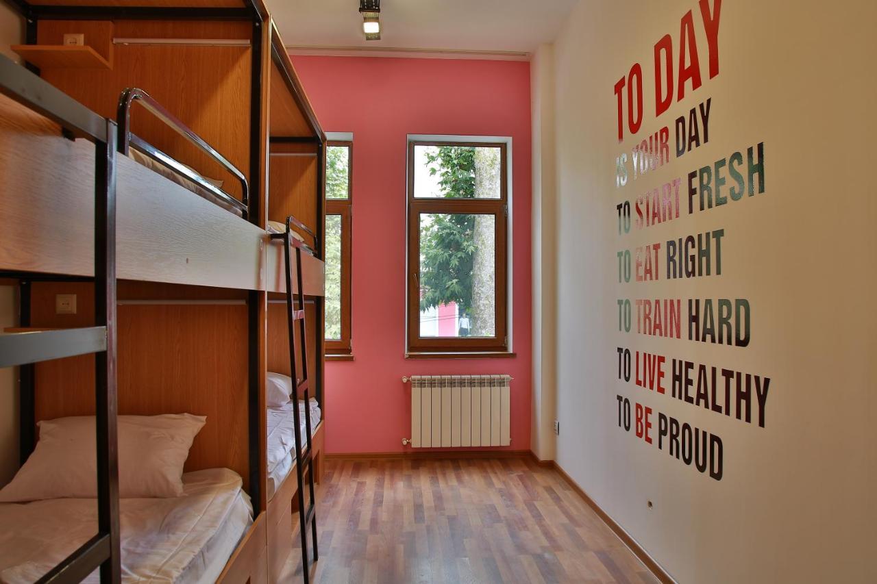 Central Hostel Шекі Екстер'єр фото