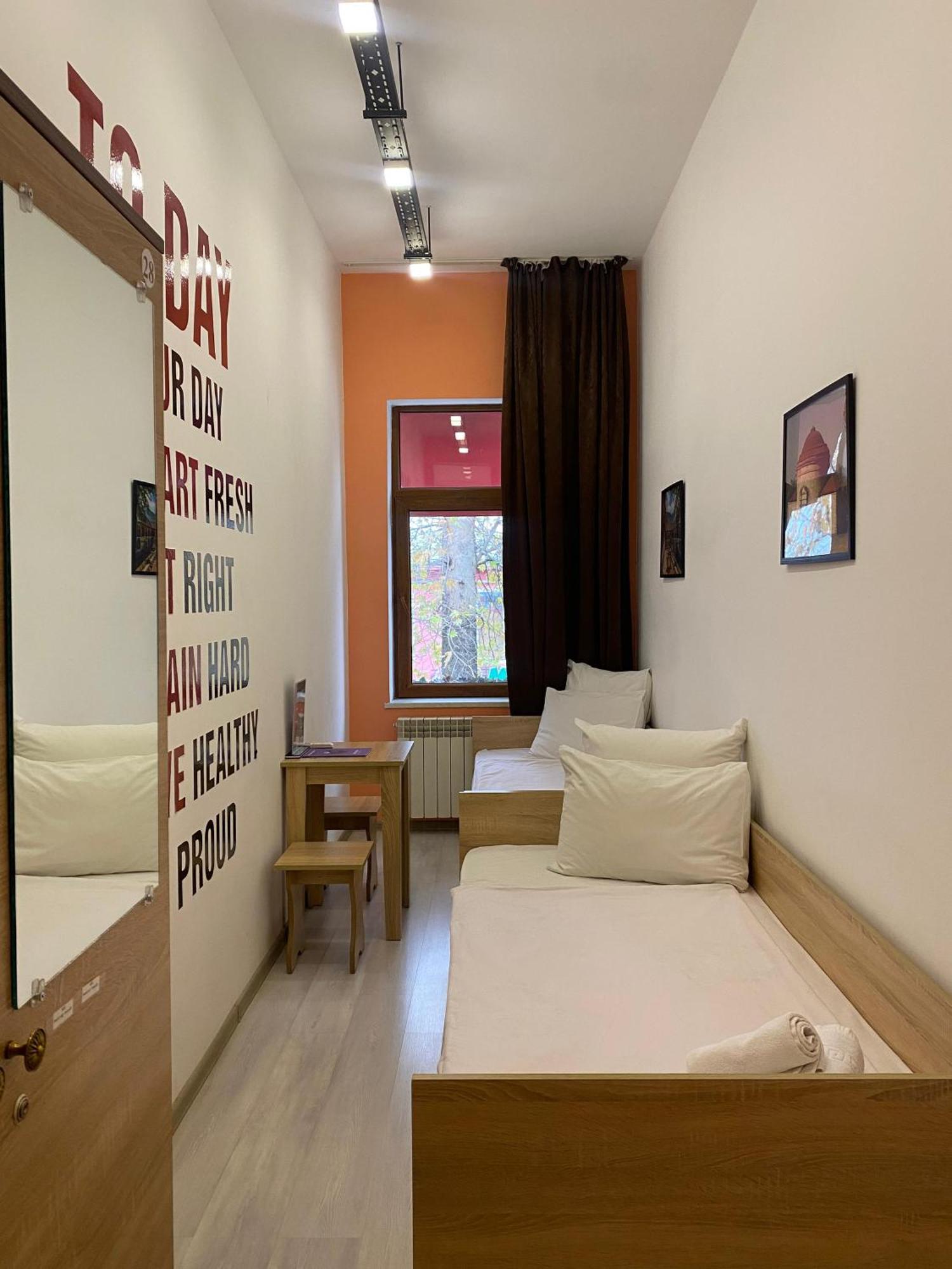 Central Hostel Шекі Екстер'єр фото